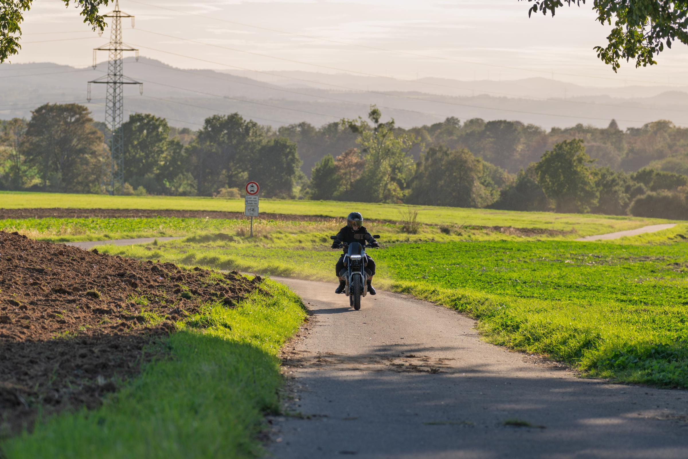 Die Corvo kommt auf einem Feldweg durch die Landschaft gefahren