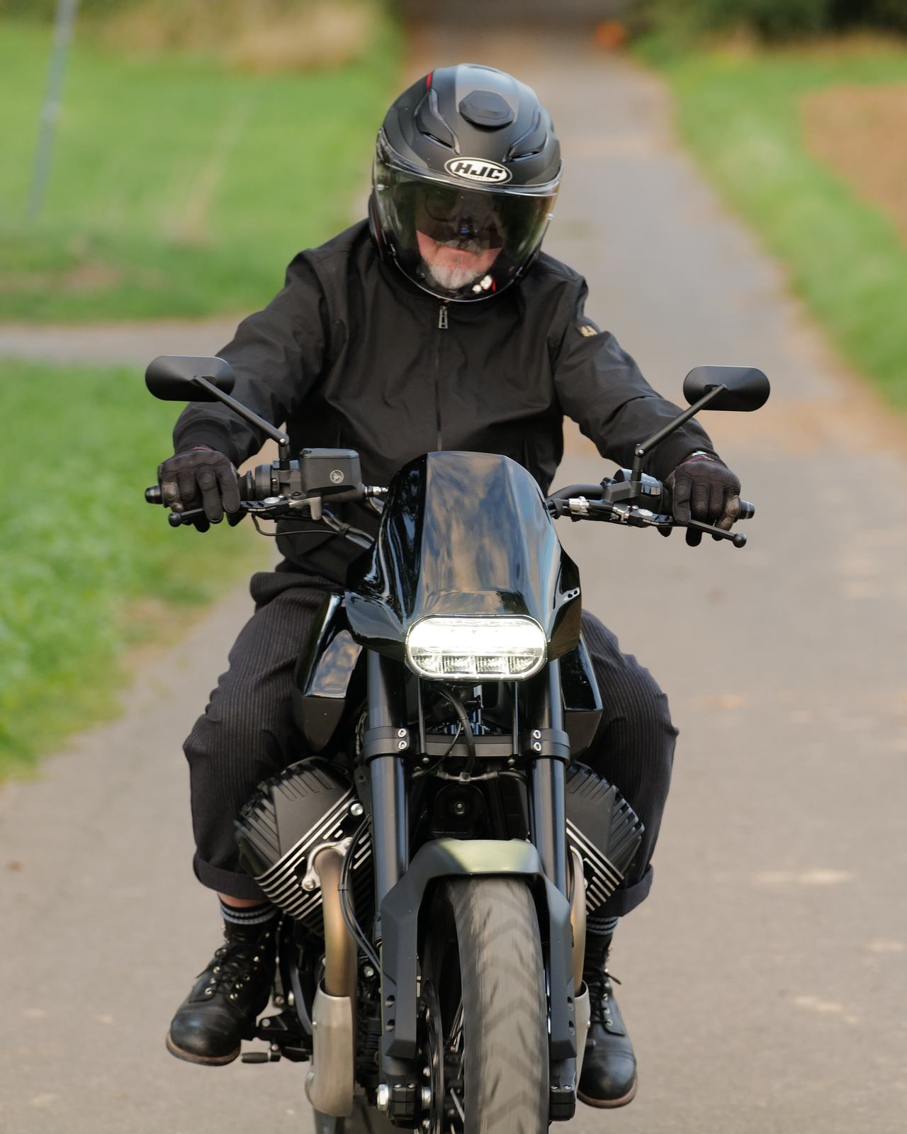 Fahrer auf der Corvo frontal
